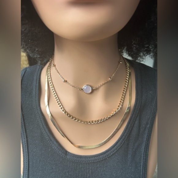 ✨NEW✨ Elegant Gold Layered Pearl Necklace Set - Picture 4 of 9